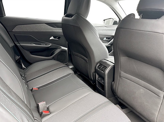 Peugeot 308 SW 13 of 16