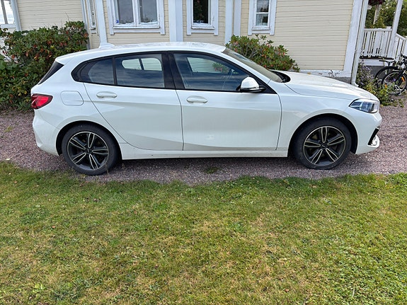 BMW 118i 2 of 5