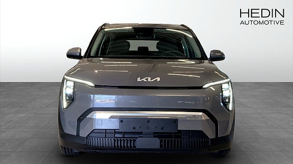 Kia EV3 8 of 12