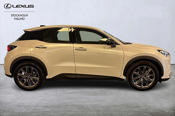 Lexus LBX 16 of 25