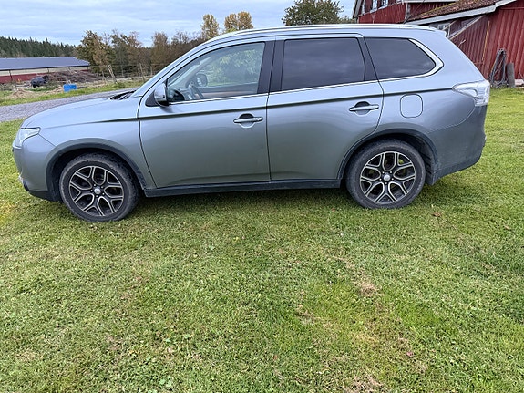 Mitsubishi Outlander 2 of 5