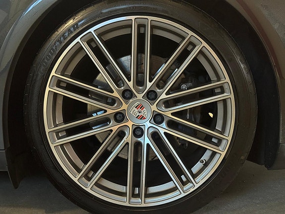 Porsche Panamera 4 13 of 22