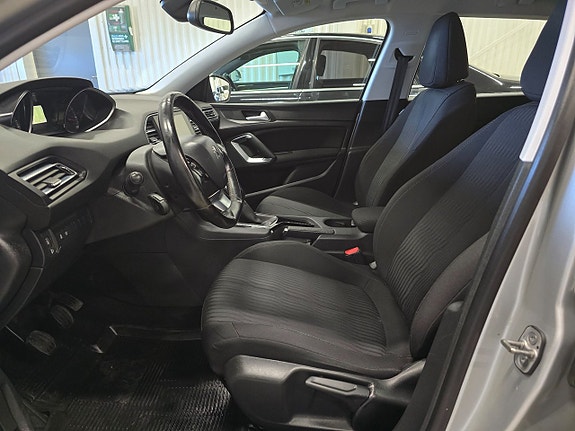 Peugeot 308 SW 8 of 26