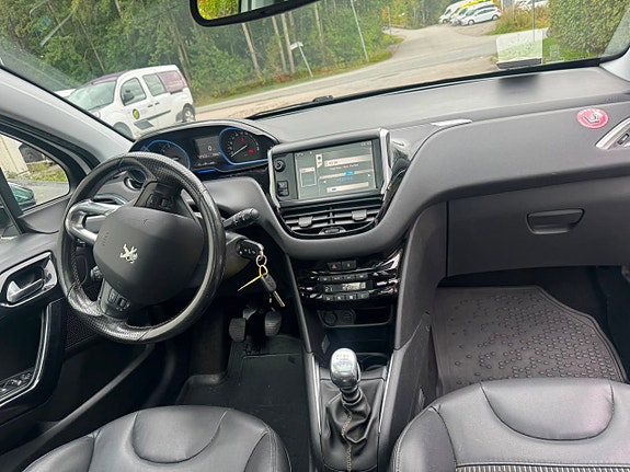 Peugeot 208 3 of 22