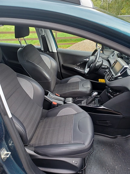 Peugeot 2008 2 of 5