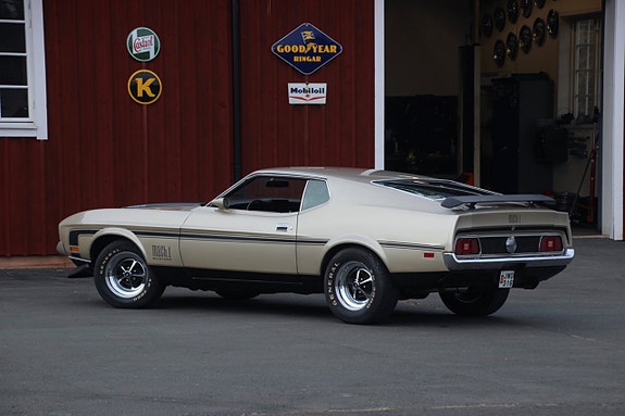 Ford Mustang 7 of 26