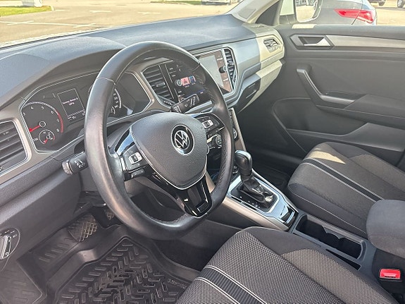 Volkswagen T-Roc 4 of 8