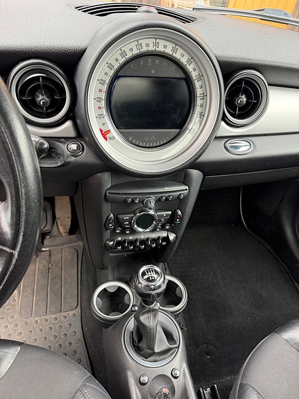 MINI Cooper 4 of 5