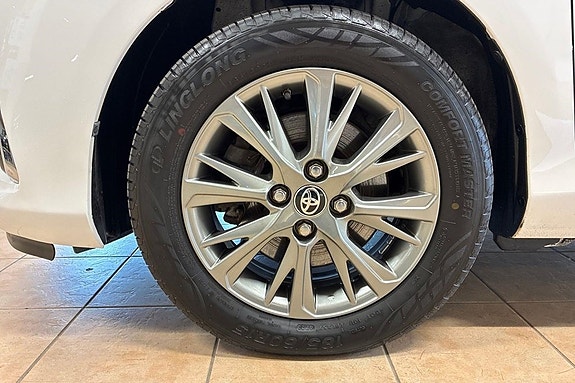 Toyota Yaris 13 of 17