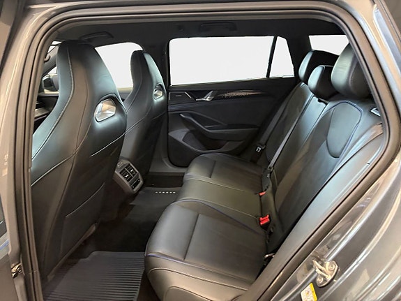 Volkswagen Passat 13 of 15