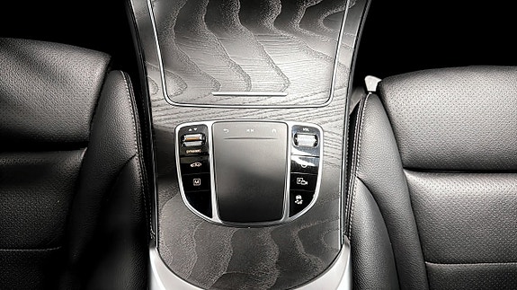 Mercedes-Benz GLC300 e 18 of 26