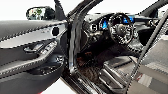 Mercedes-Benz GLC300 e 11 of 26