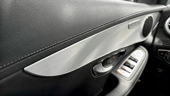 Mercedes-Benz GLC300 e 16 of 26