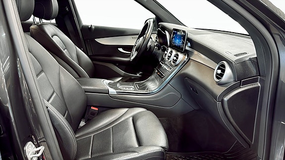 Mercedes-Benz GLC300 e 3 of 26