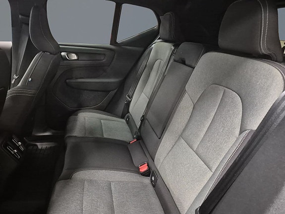 Volvo XC40 8 of 12