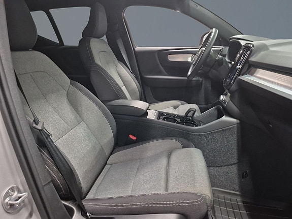 Volvo XC40 7 of 12