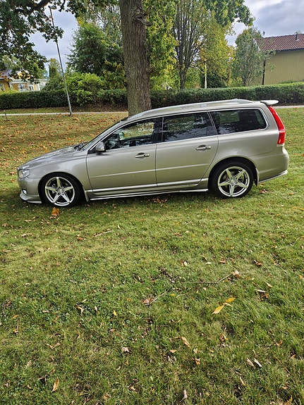 Volvo V70 2 of 9