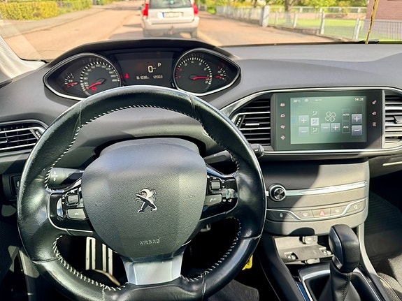 Peugeot 308 SW 13 of 16