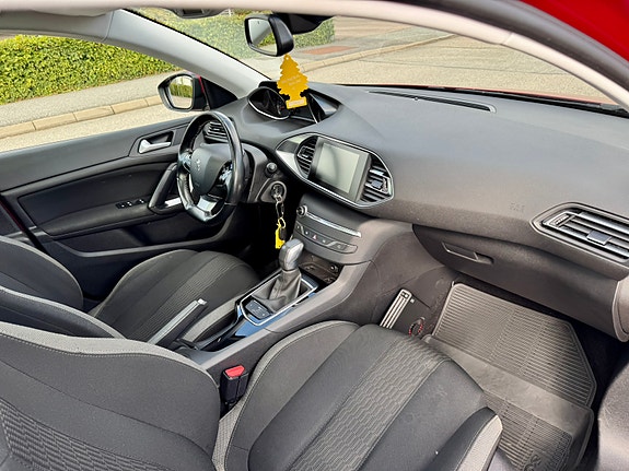 Peugeot 308 SW 10 of 16