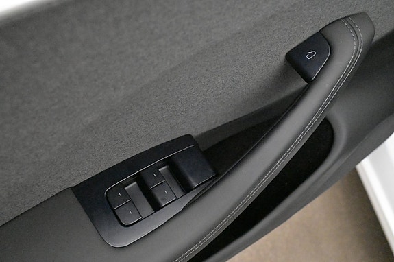 Tesla Model 3 9 of 27