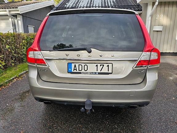 Volvo V70 3 of 4