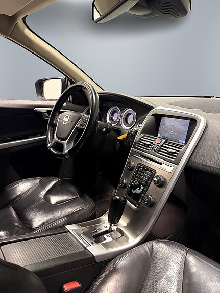 Volvo XC60 14 of 28
