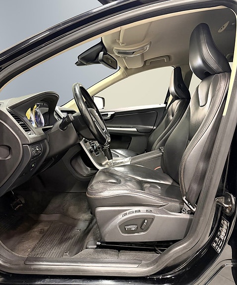 Volvo XC60 10 of 28