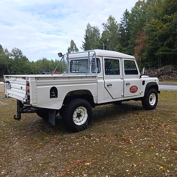 Land Rover Defender 130 3 of 4