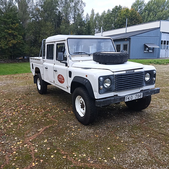 Land Rover Defender 130 2 of 4