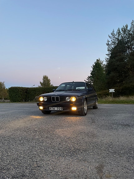 BMW 320i 2 of 13