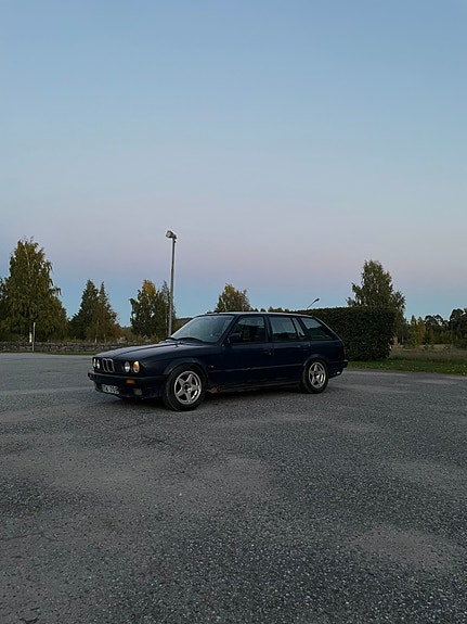 BMW 320i 3 of 13