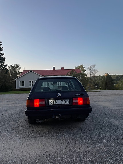 BMW 320i 4 of 13