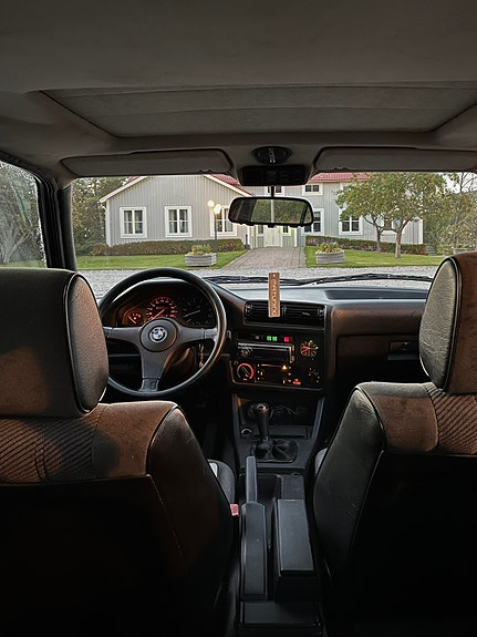 BMW 320i 9 of 13