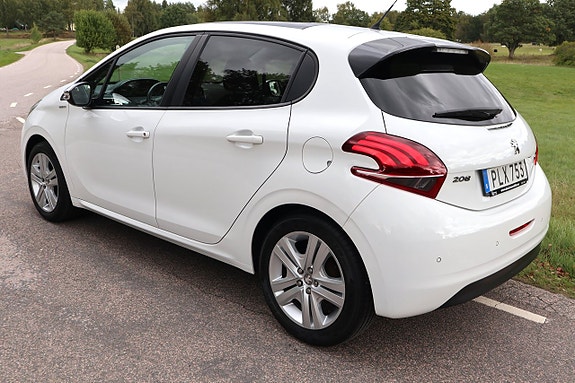 Peugeot 208 16 of 18