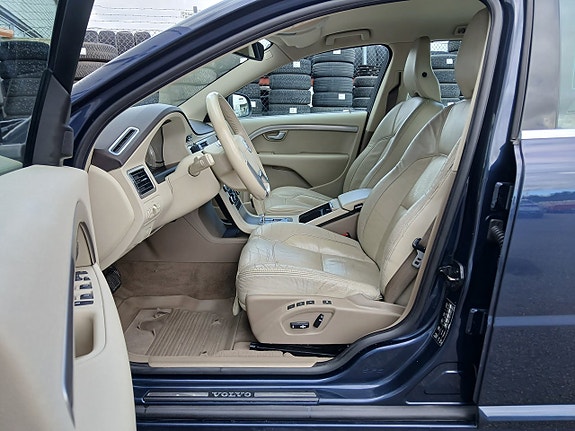 Volvo V70 10 of 25