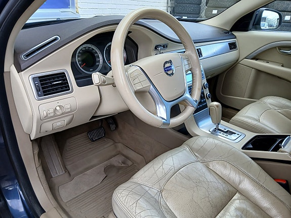 Volvo V70 12 of 25