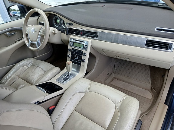 Volvo V70 18 of 25
