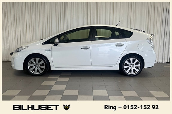 Toyota Prius Plug-in Hybrid 3 of 17