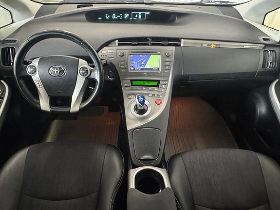 Toyota Prius Plug-in Hybrid 8 of 17