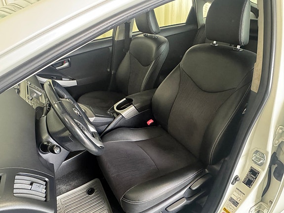 Toyota Prius Plug-in Hybrid 6 of 17