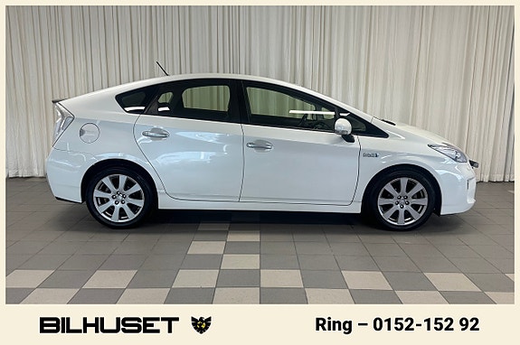 Toyota Prius Plug-in Hybrid 2 of 17