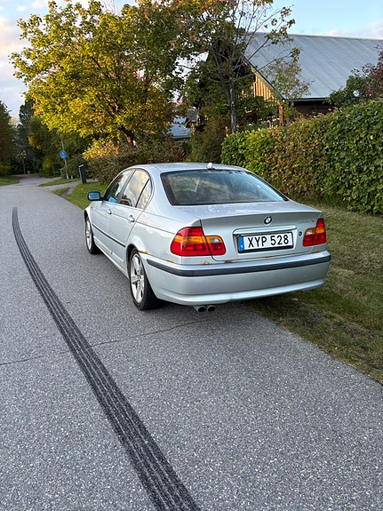 BMW 330Xi 2 of 5