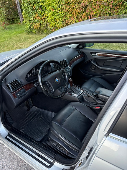 BMW 330Xi 3 of 5