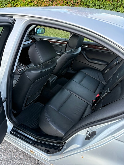 BMW 330Xi 4 of 5