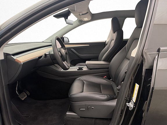 Tesla Model Y 12 of 30