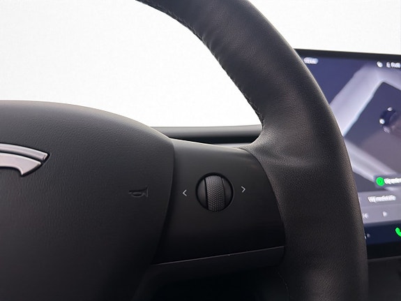 Tesla Model Y 17 of 30