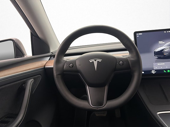 Tesla Model Y 15 of 30