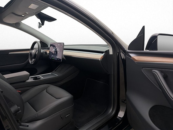 Tesla Model Y 28 of 30