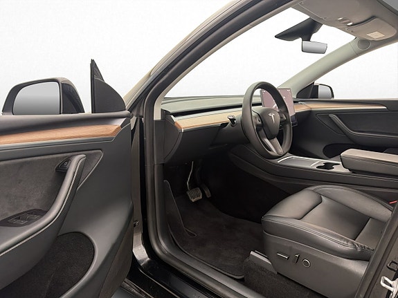 Tesla Model Y 11 of 30