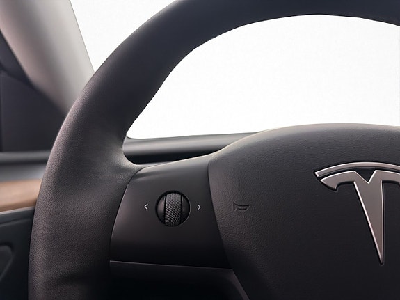 Tesla Model Y 16 of 30